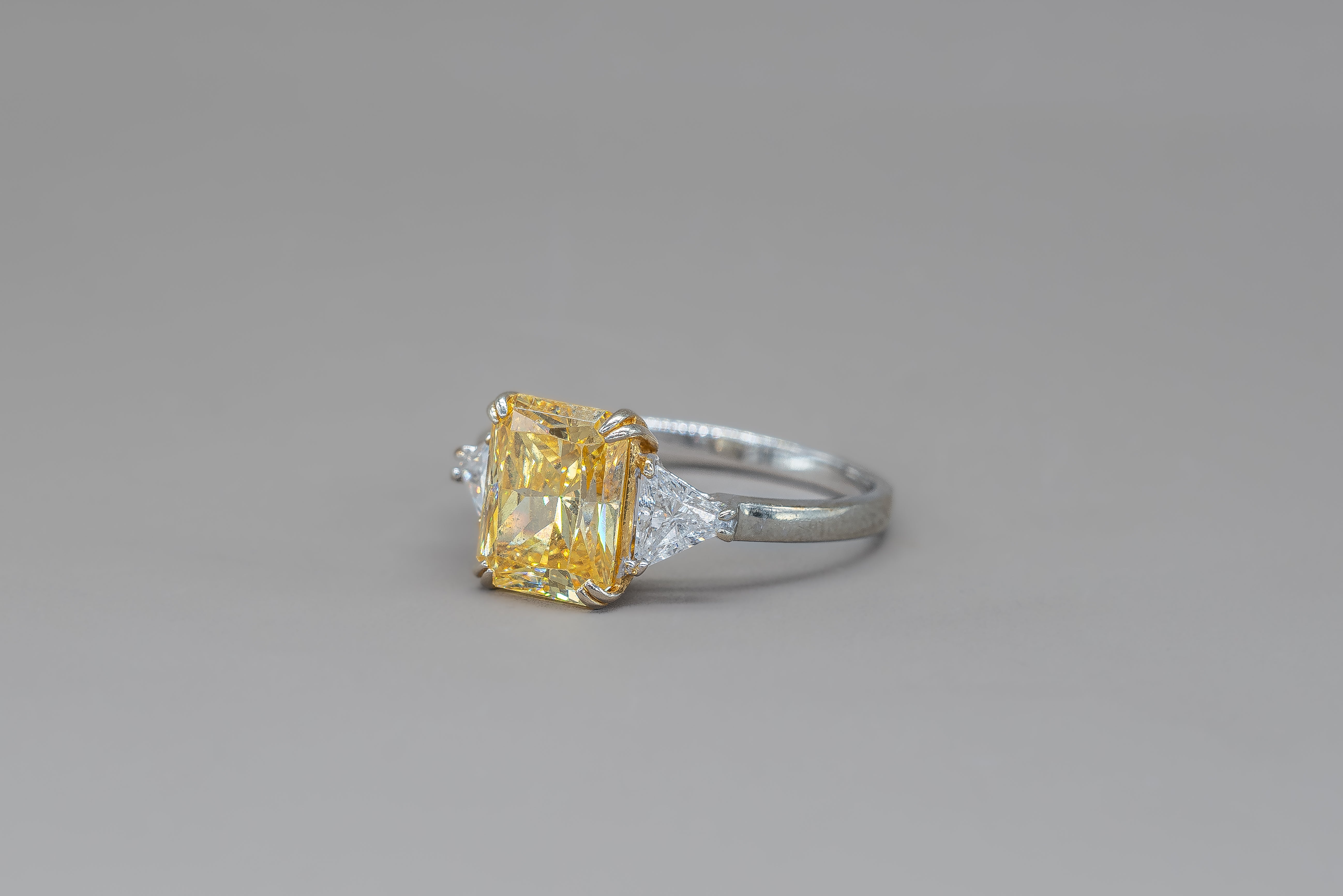 YELLOW TRAPEZINO RING