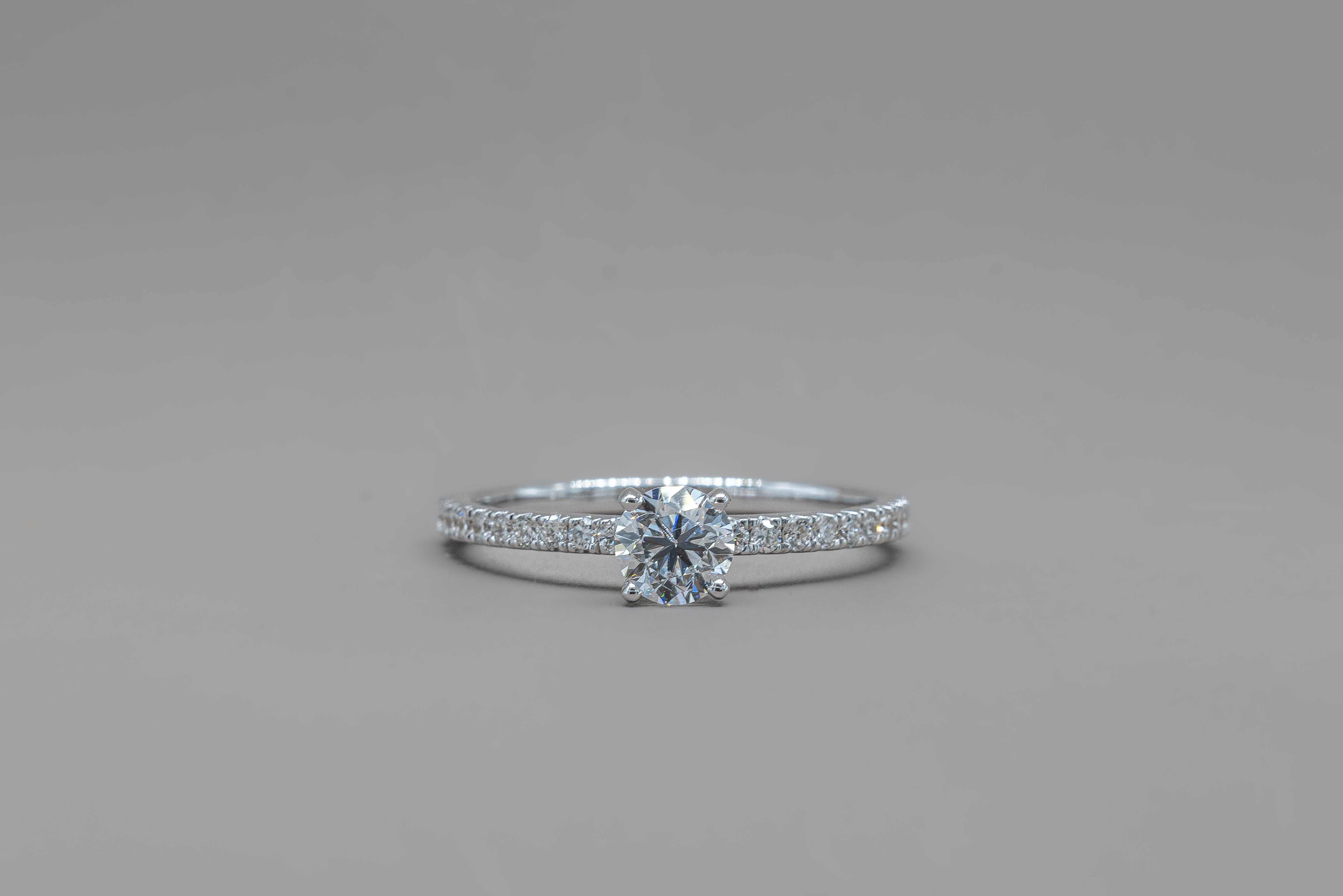 ROUND SPARKLE ENGAGEMENT RING