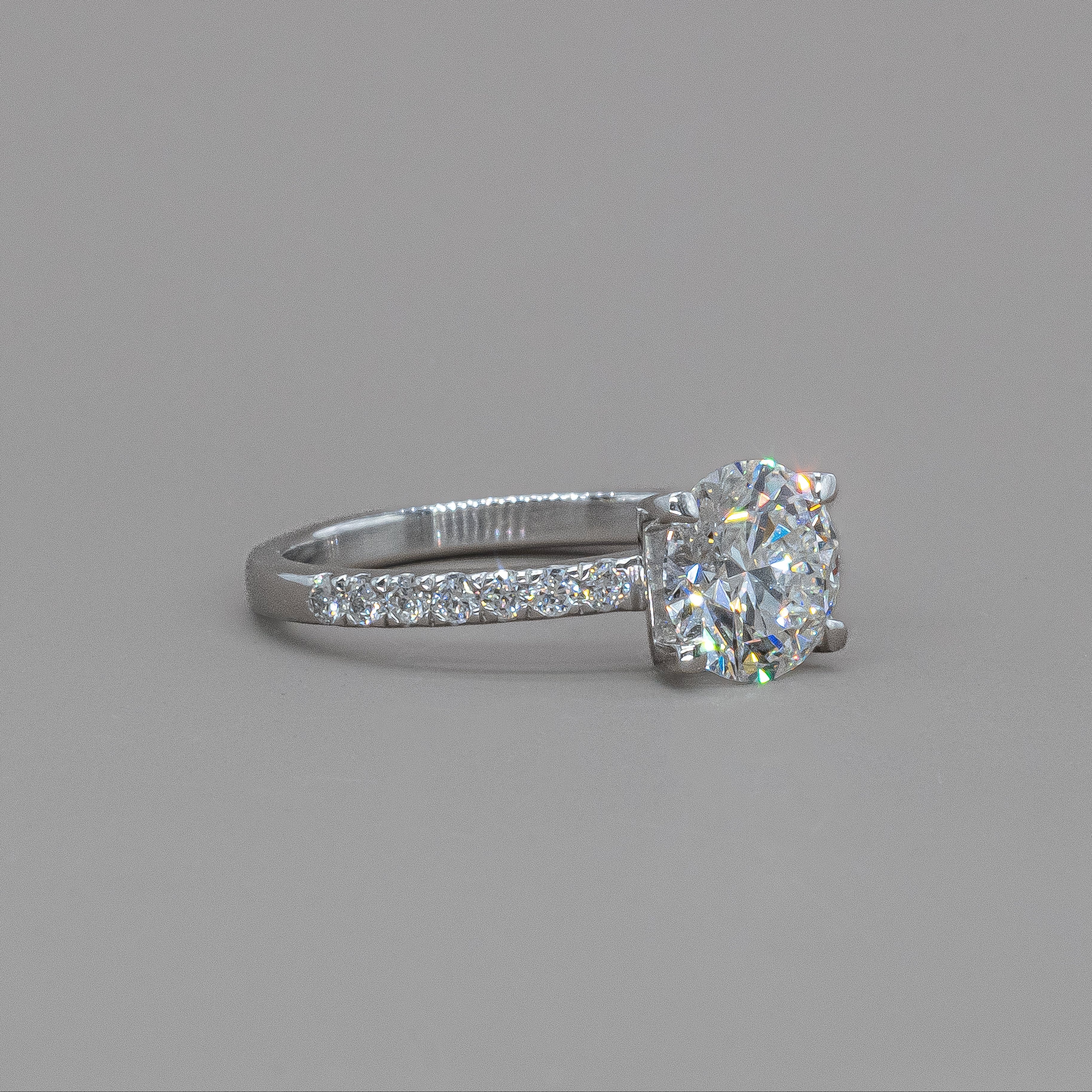 ROUND SPARKLE ENGAGEMENT RING