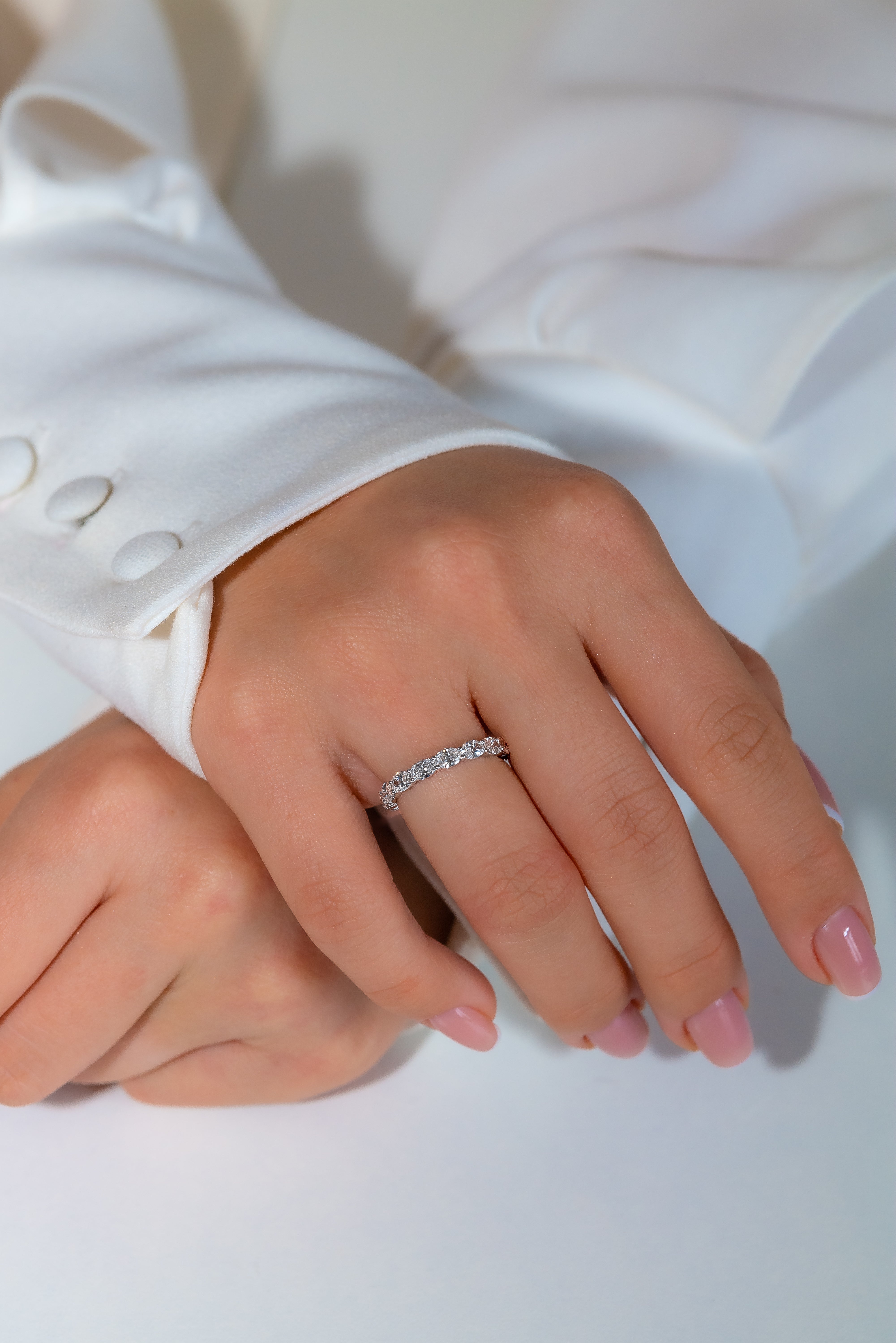 SLEEPING OVAL ETERNITY RING
