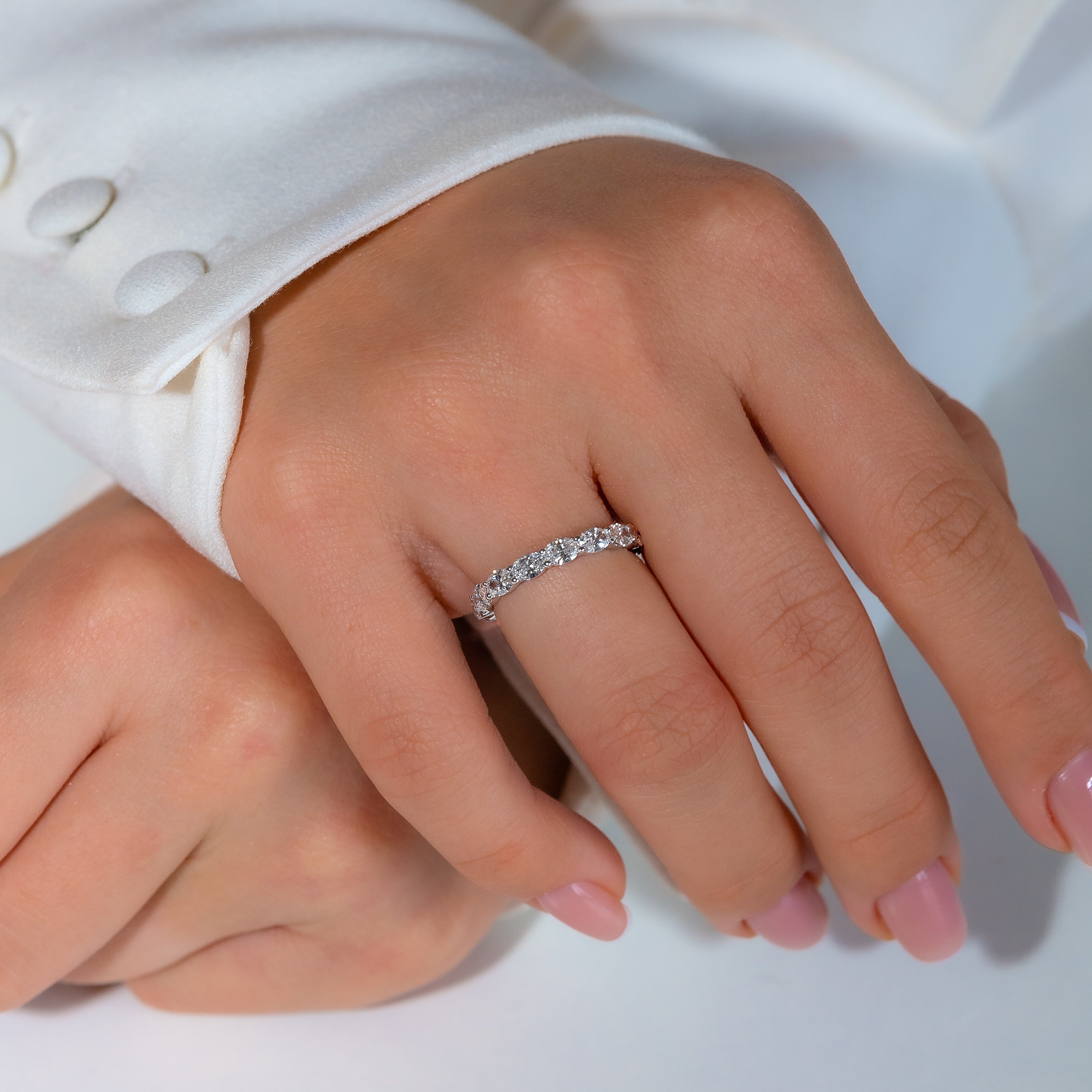 SLEEPING OVAL ETERNITY RING