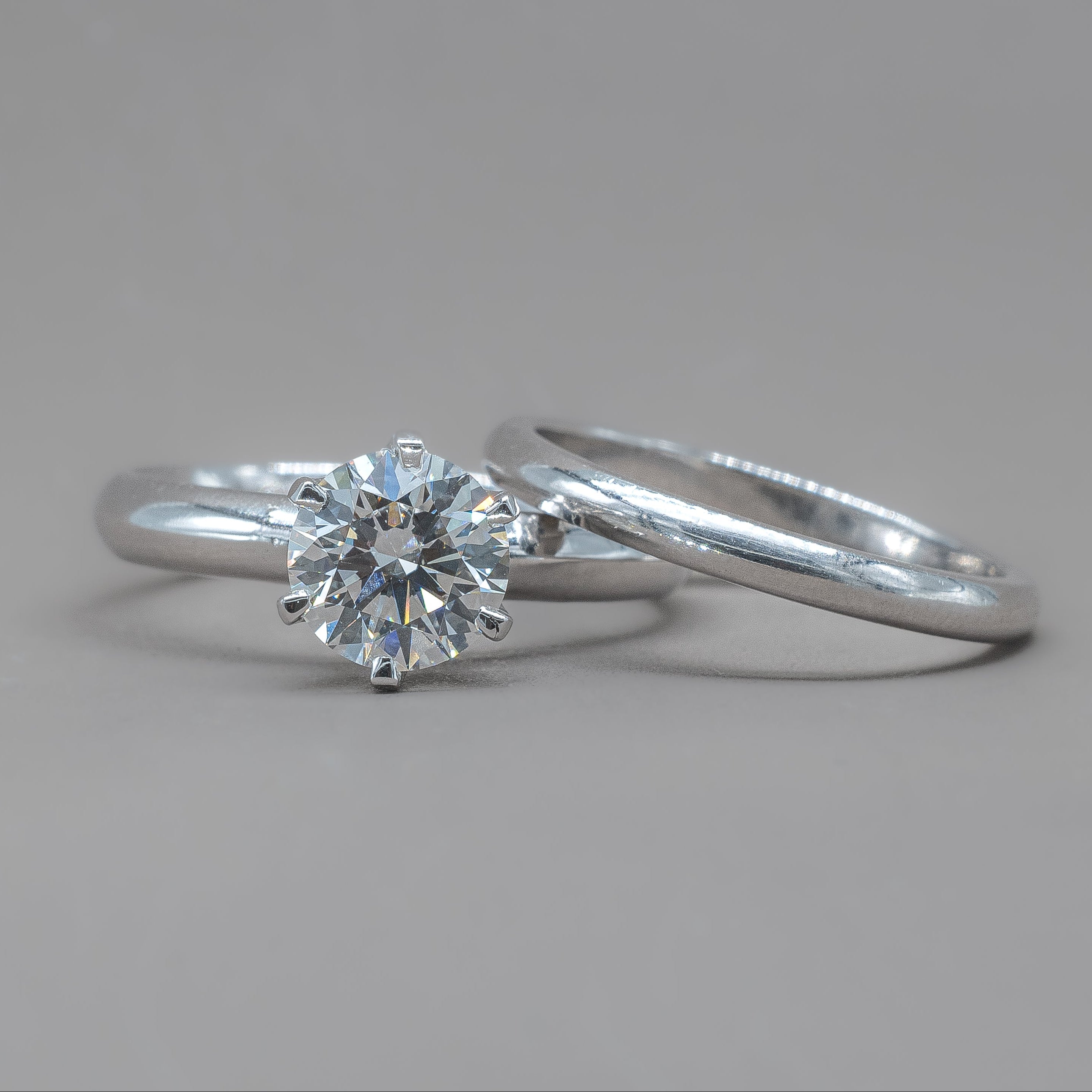 ROUND ENGAGEMENT RING