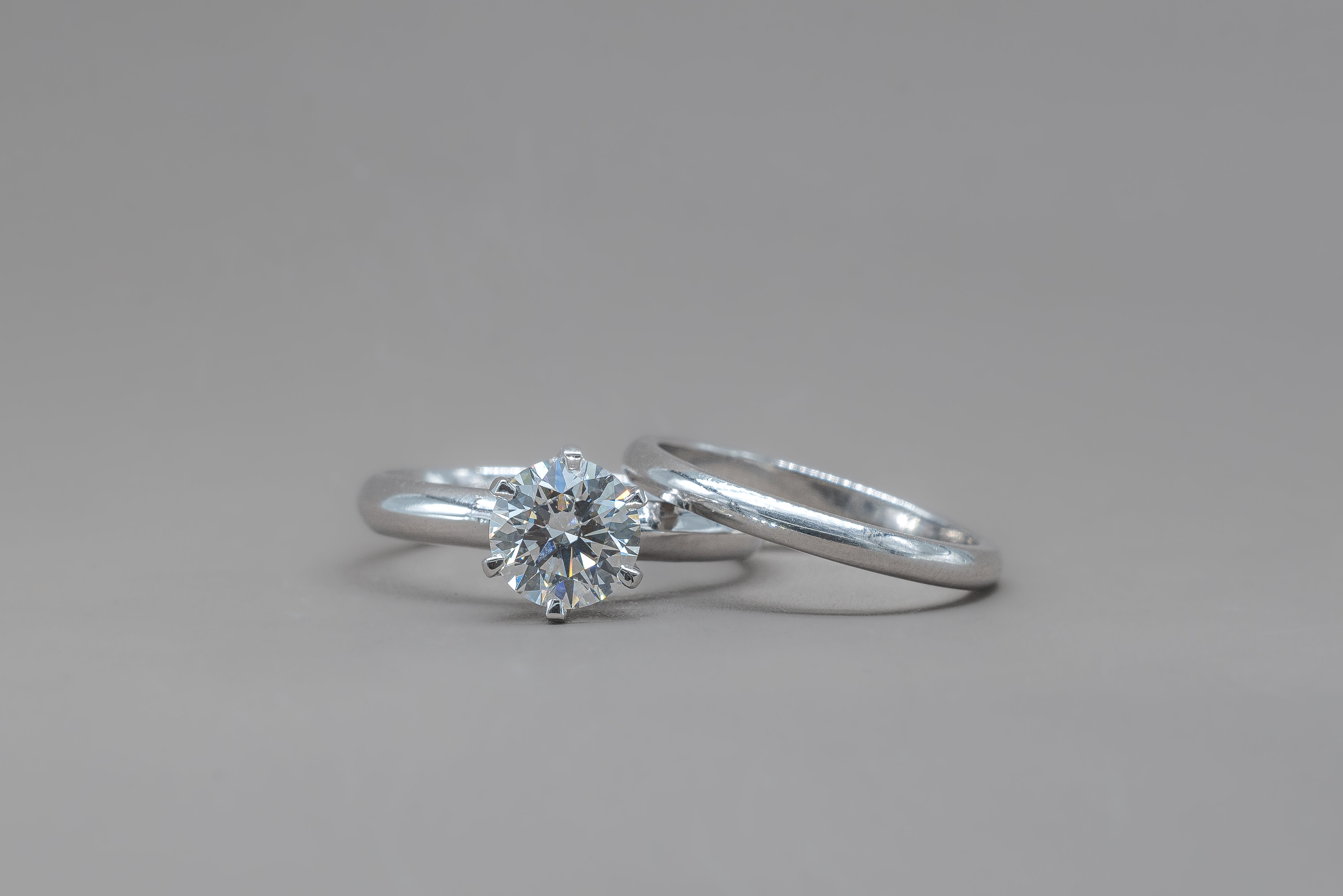 ROUND ENGAGEMENT RING