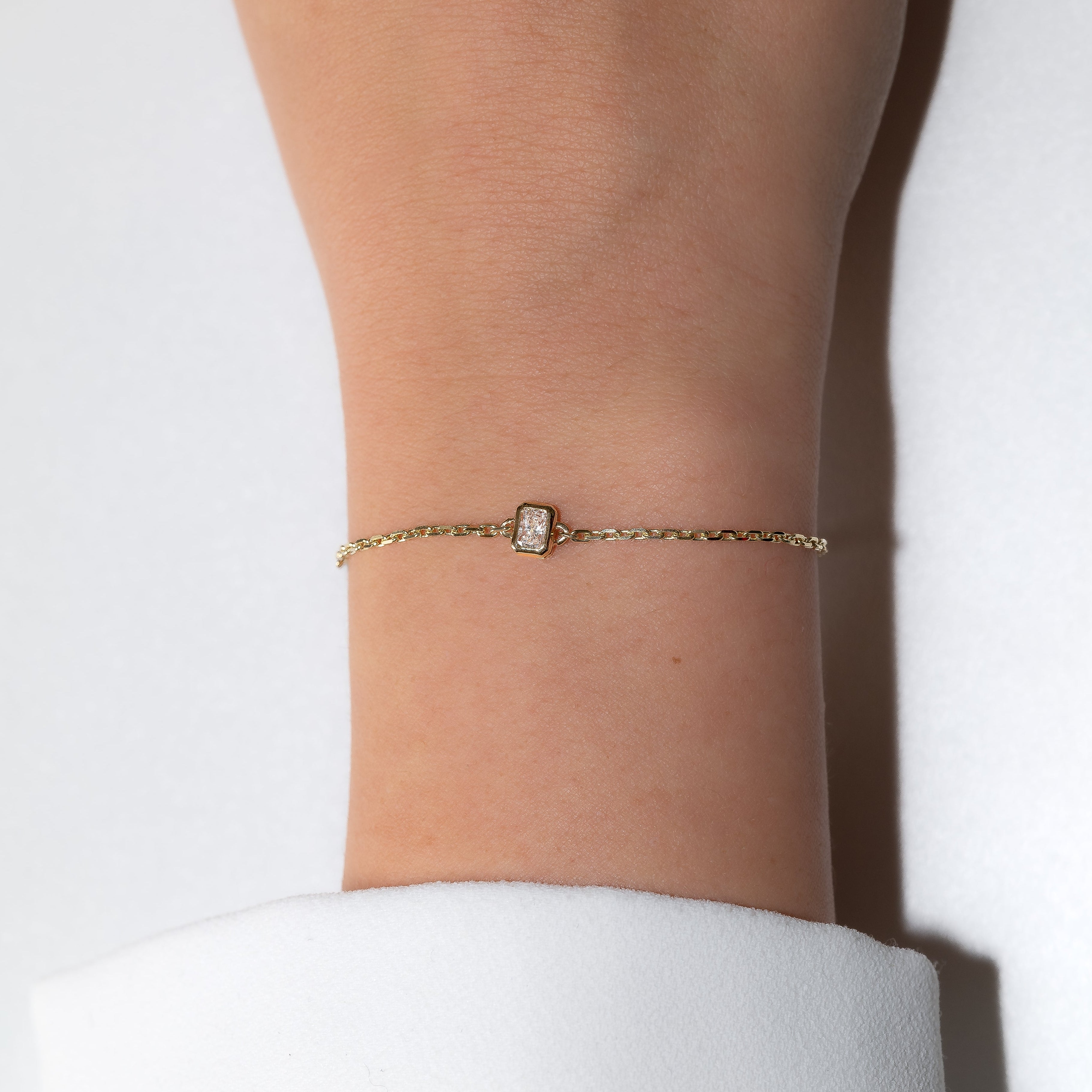 BEZEL SHAPE BRACELET